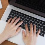 大人向けのパソコン基礎講座を学ぶ様子