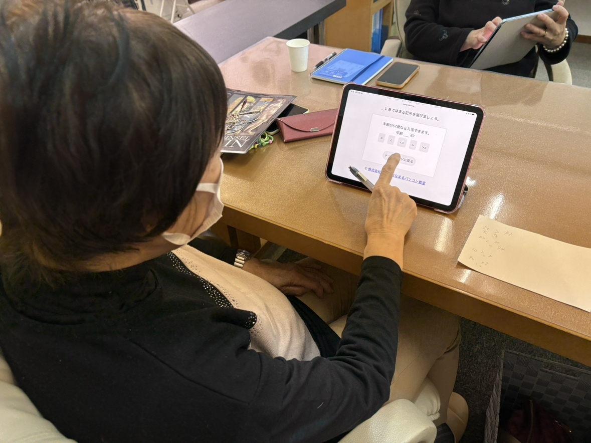 タブレットで脳活ゲームに取り組む受講生