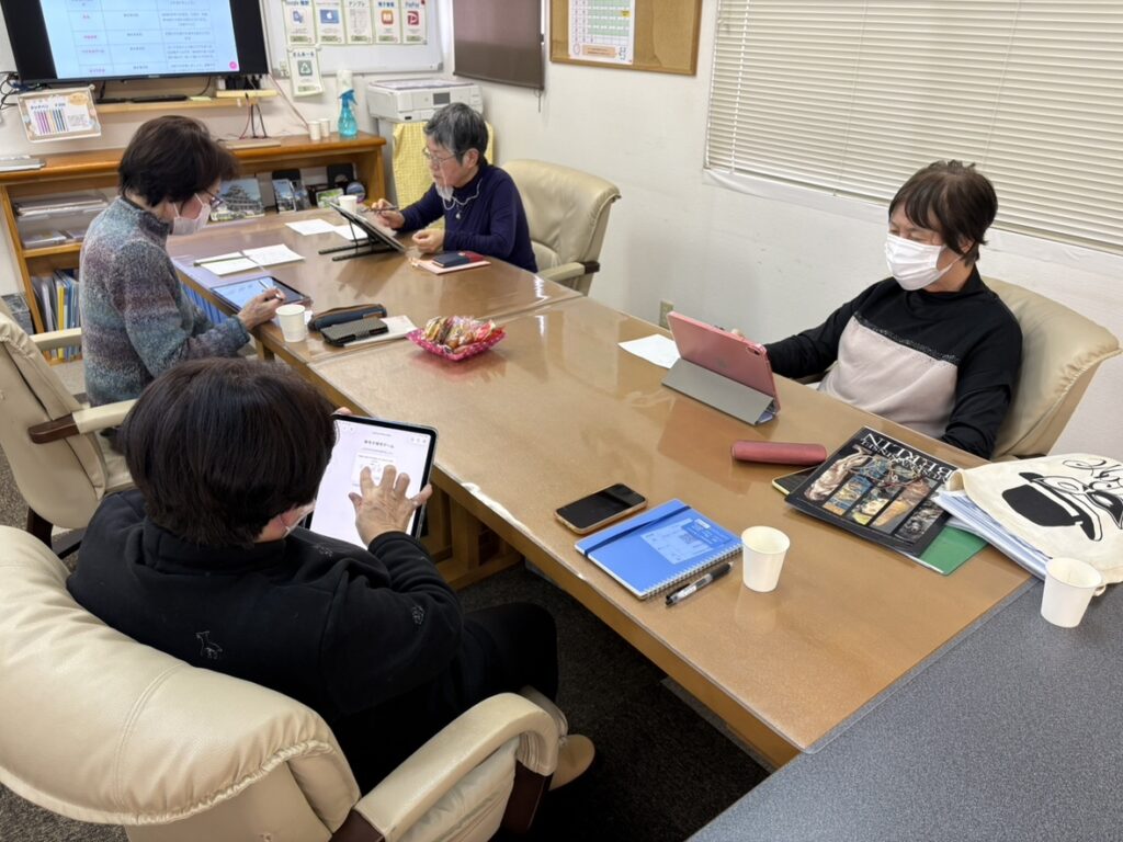 スマホ講座で脳活ゲームを体験する受講生｜はなまるパソコン教室