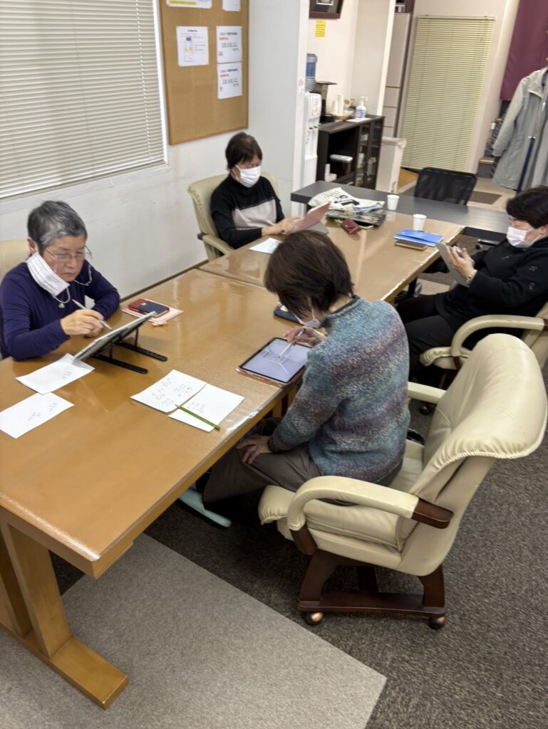 スマホで脳活ゲームに取り組む受講生の様子｜はなまるパソコン教室