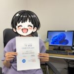 小学6年生のタッチタイプ検定6級合格の認定証を持った記念写真