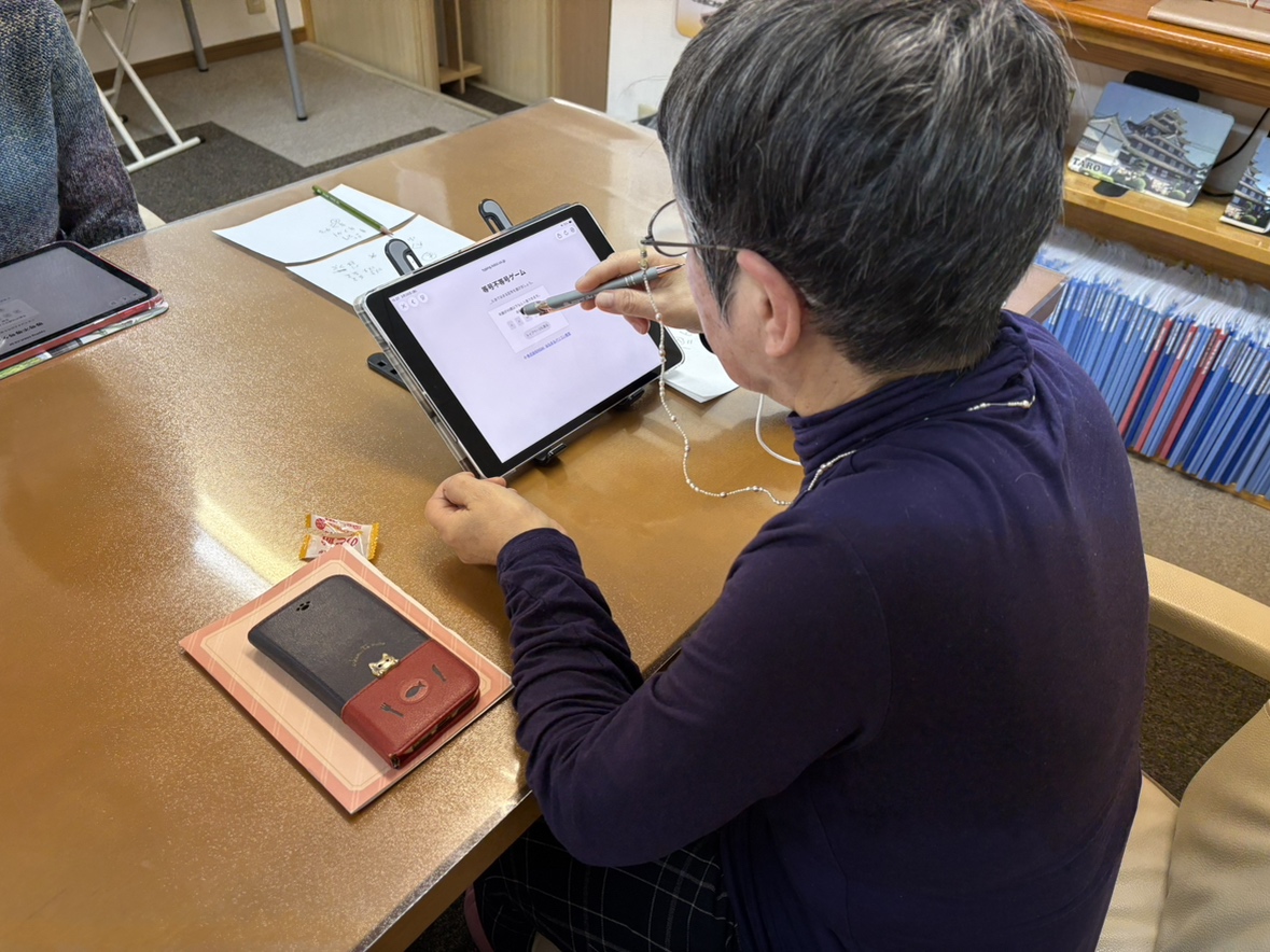 スマホで脳活ゲームを楽しみながら学習する受講生