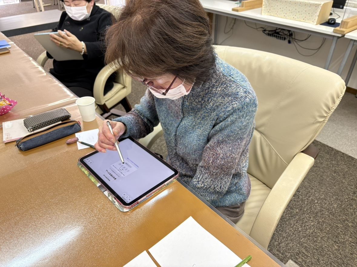 スマホで脳活ゲームを真剣にプレイする受講生