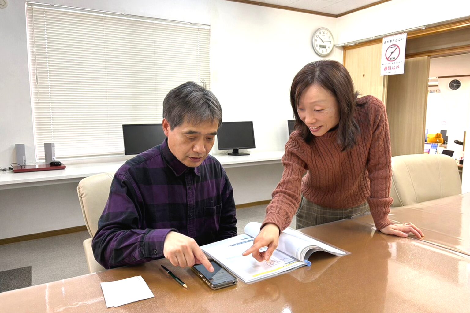 松戸市のはなまるパソコン教室でのスマホ講座レッスン風景