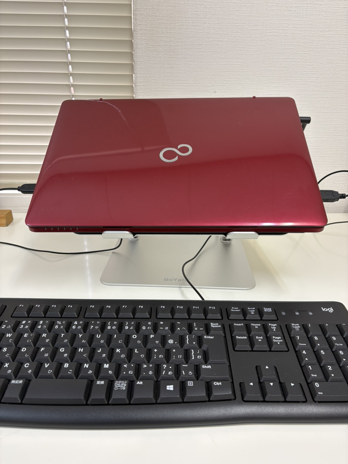 閉じたノートパソコンをスタンドに載せた状態