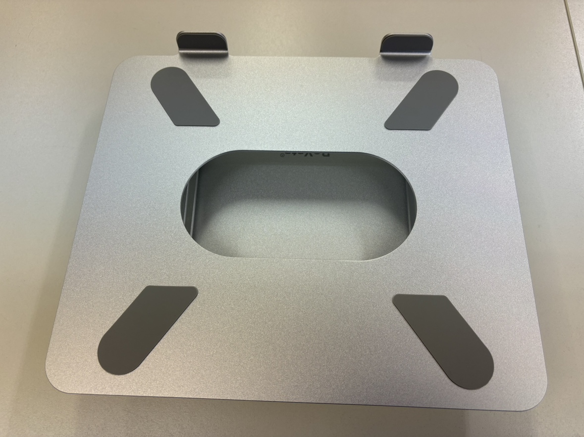 開封後に折りたたまれた状態のノートパソコンスタンド