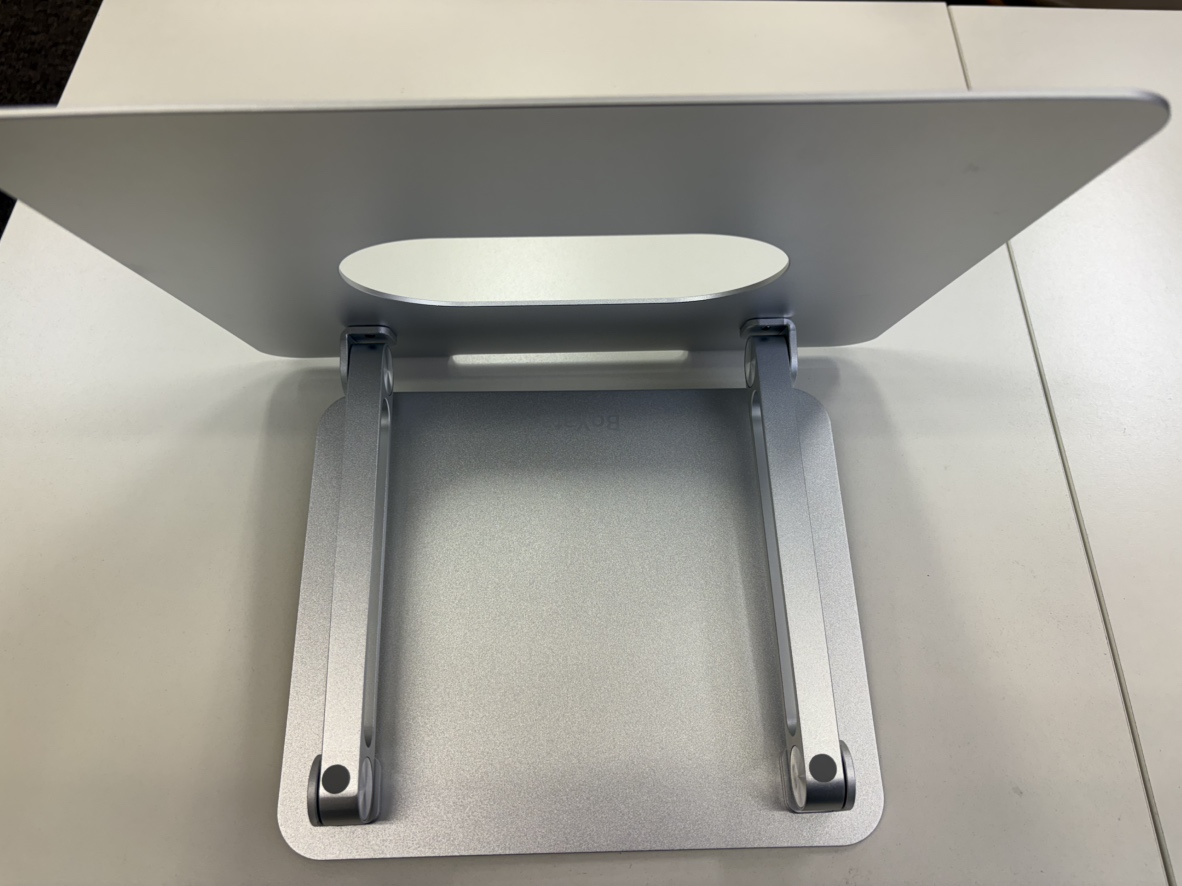 ノートパソコンスタンドを角度を立てた状態で背面から見た様子