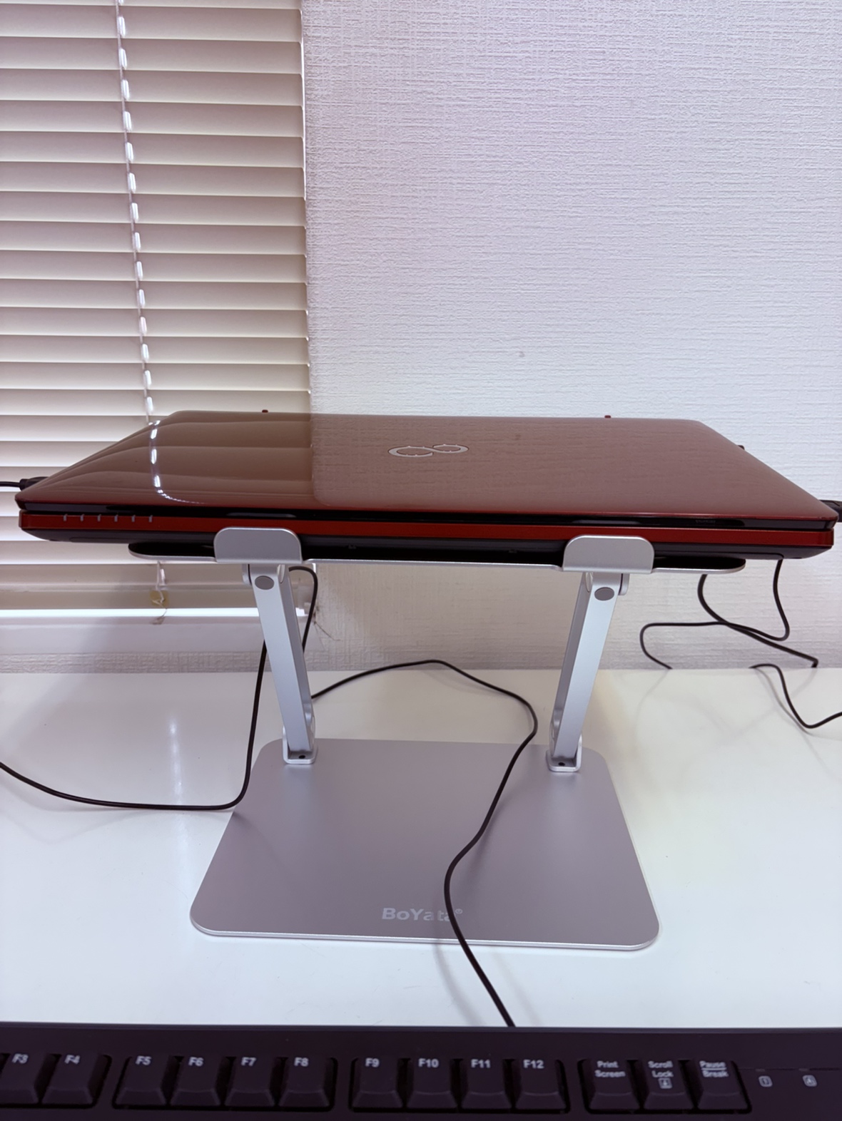 ノートパソコンスタンドを最大の高さまで上げた正面からの様子