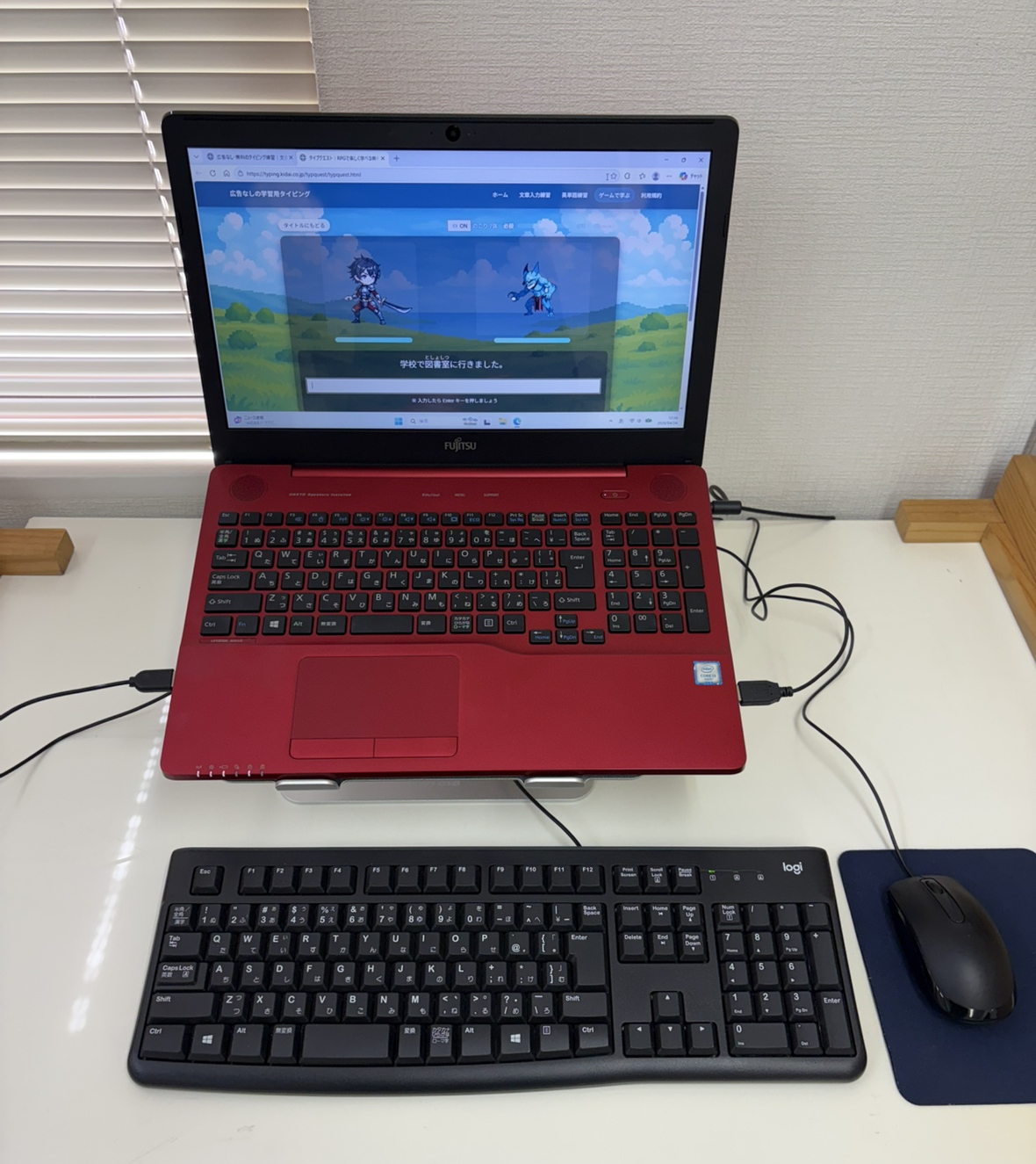 15.4インチのノートパソコンをBoYataスタンドに載せた正面からの様子