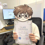 タッチタイプ検定に合格し賞状を持つ小学6年生（顔はイラストで加工）