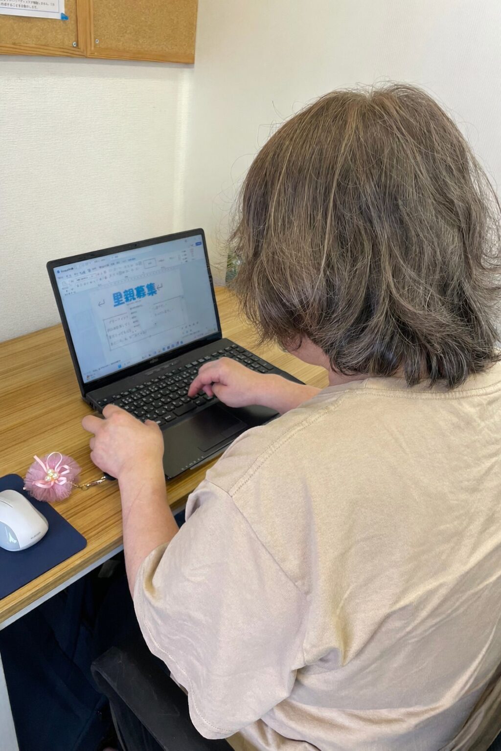 パソコン教室で学習している受講生の後ろ姿