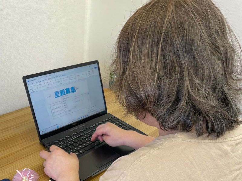 はなまるパソコン教室でパソコンを操作している様子