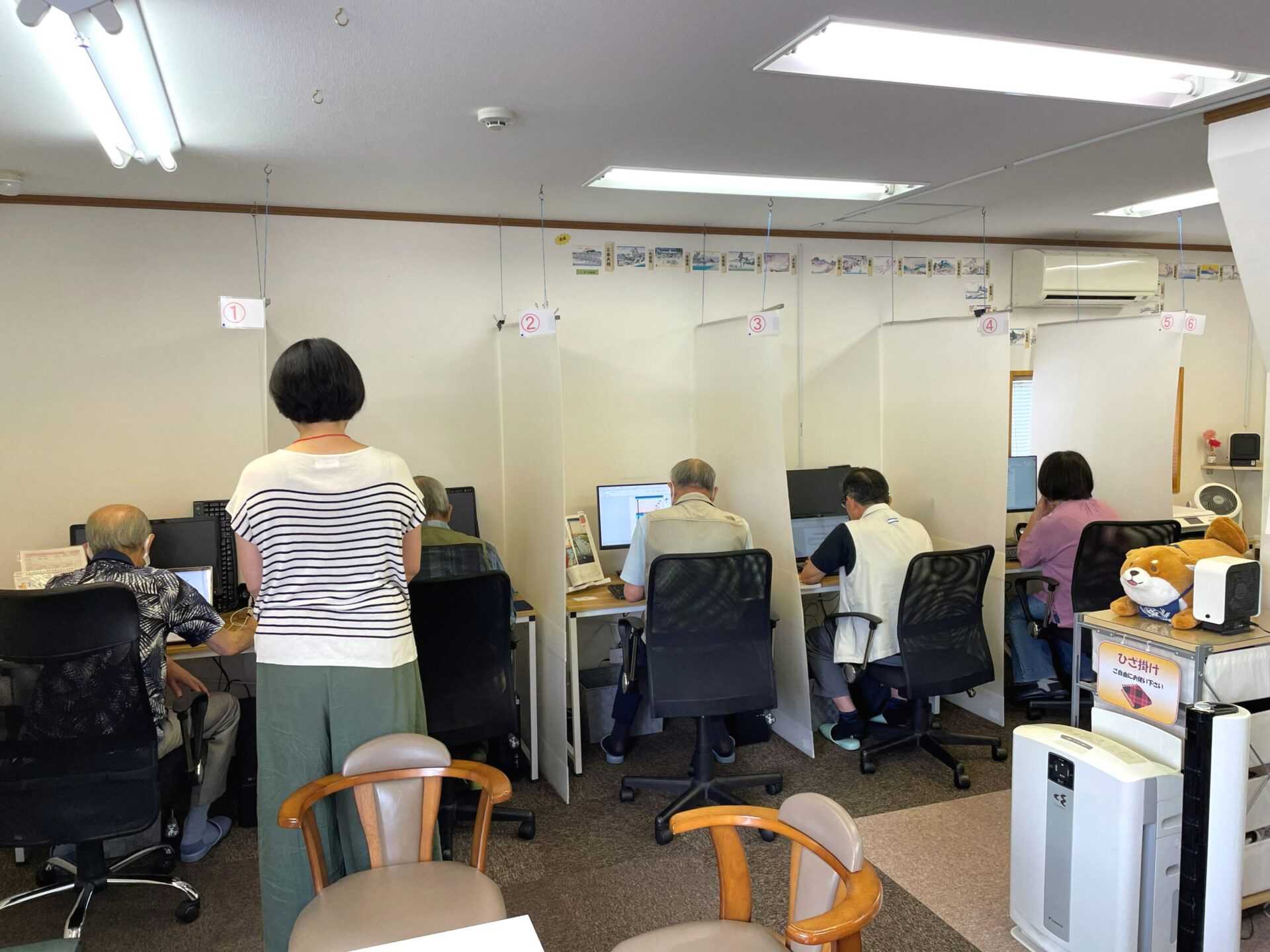 はなまるパソコン教室でそれぞれの内容を学習する生徒さんの授業風景