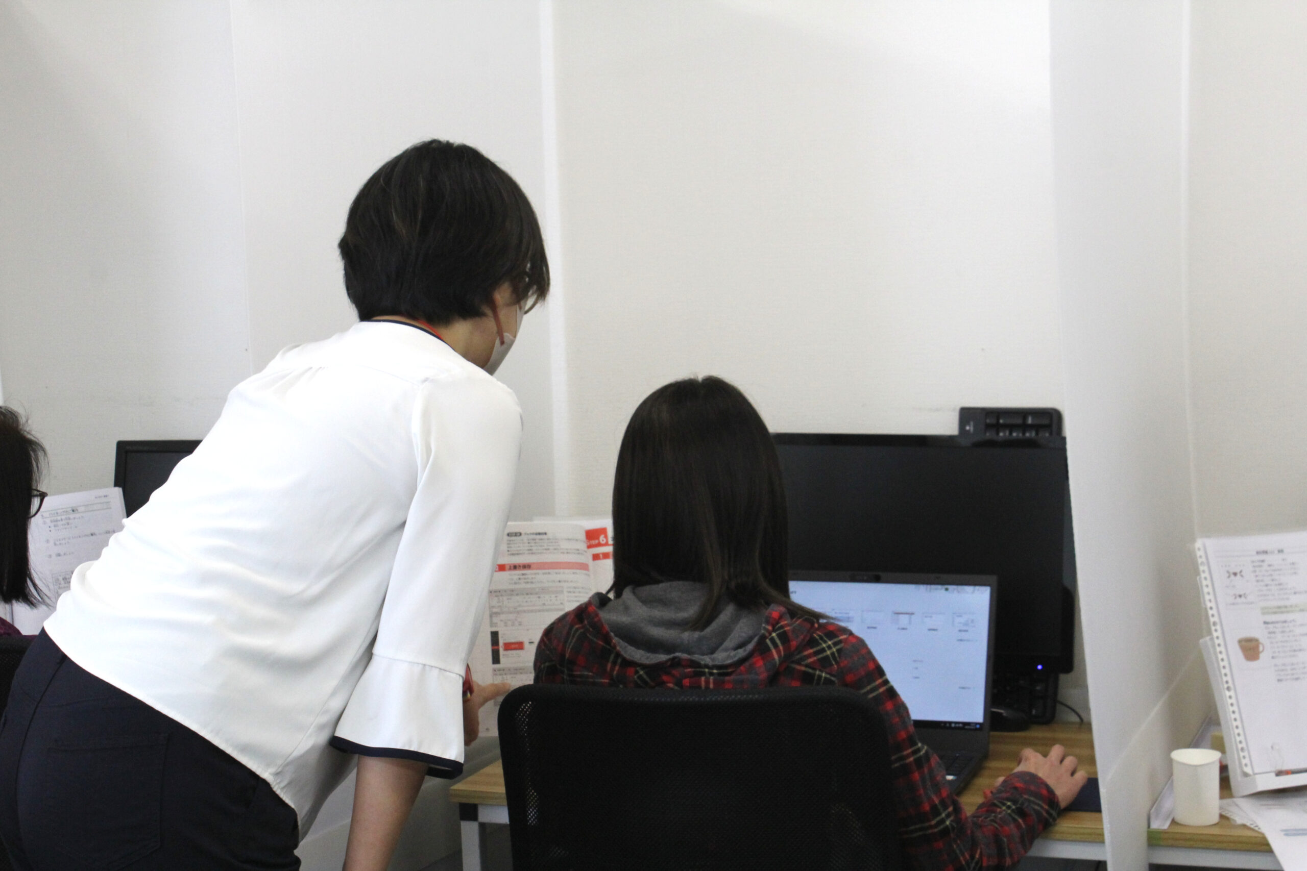 インストラクターが受講者を個別にサポートしている授業風景