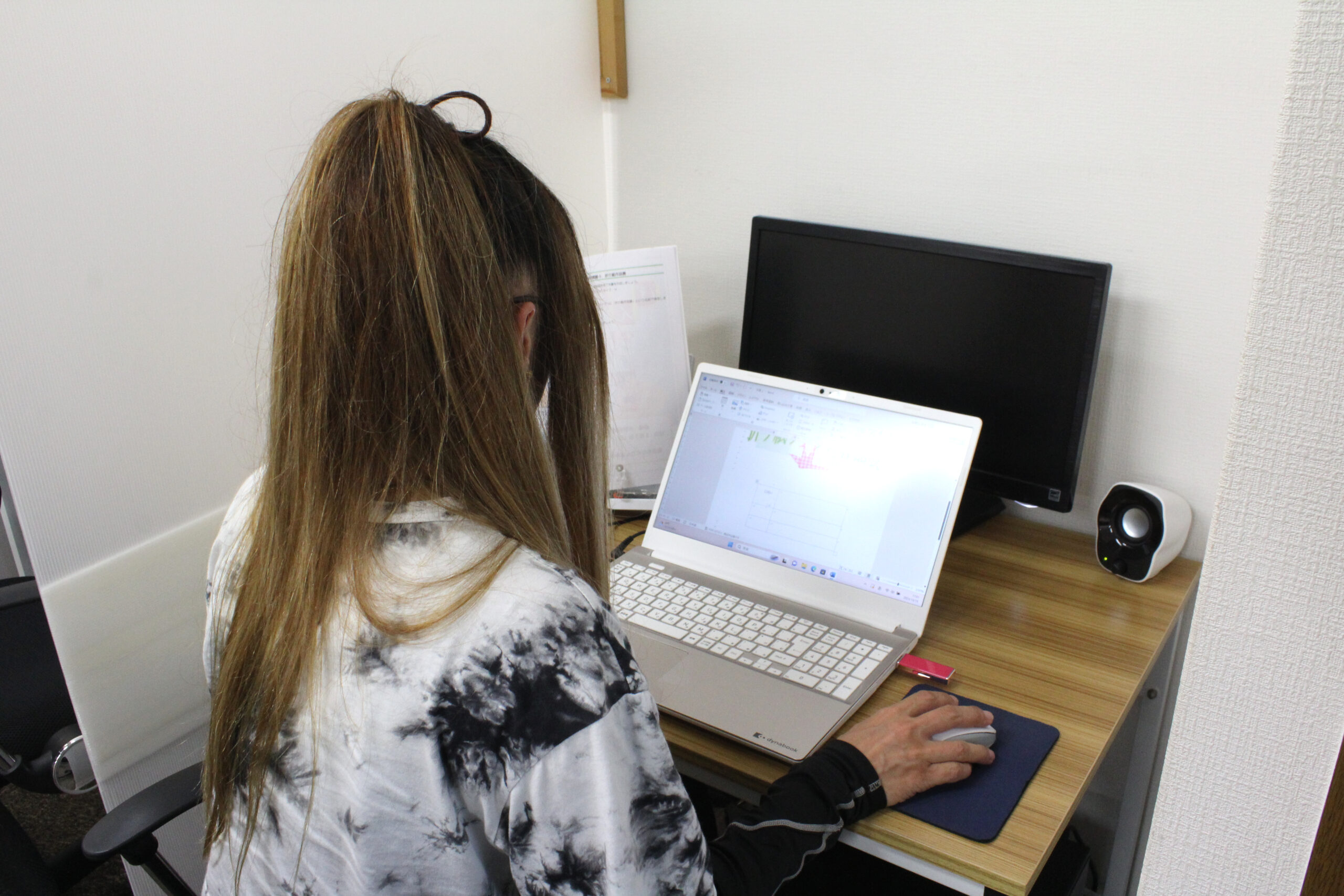 パソコン教室でWordやExcelを学んでいる受講生の様子