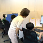 はなまるパソコン教室で講師が子どもにパソコン操作を教えている個別指導の授業風景（松戸・鎌ヶ谷）