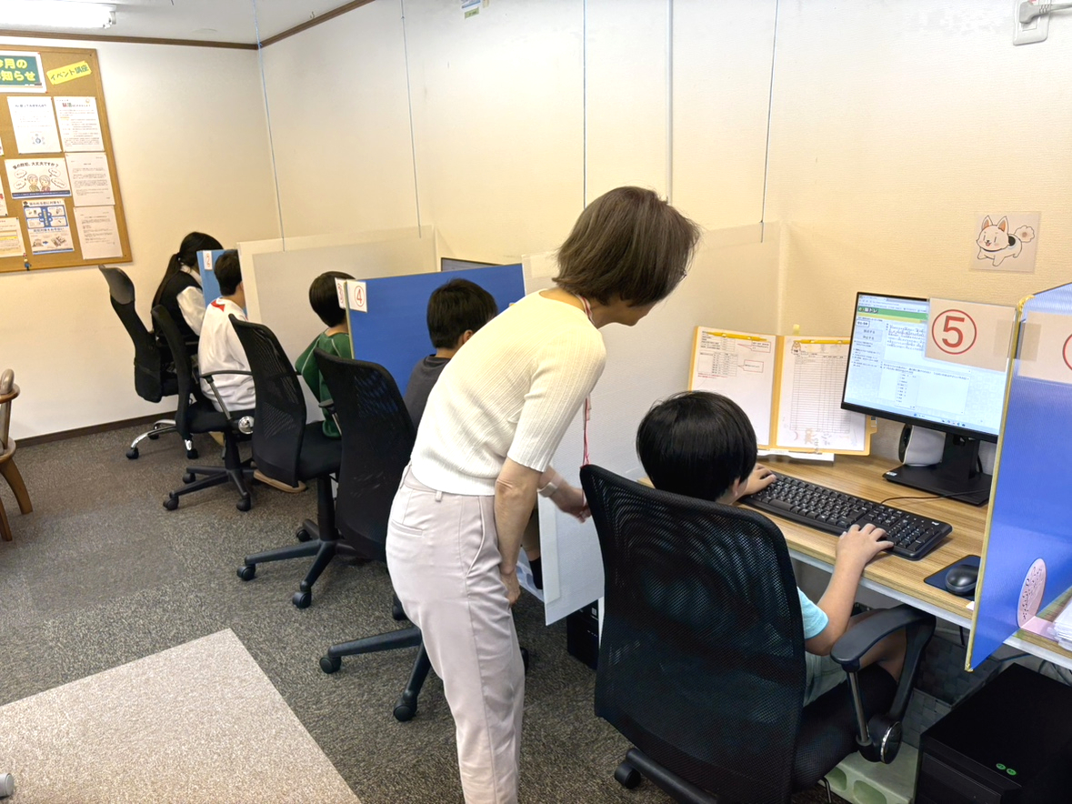 講師が近くでサポートする授業風景