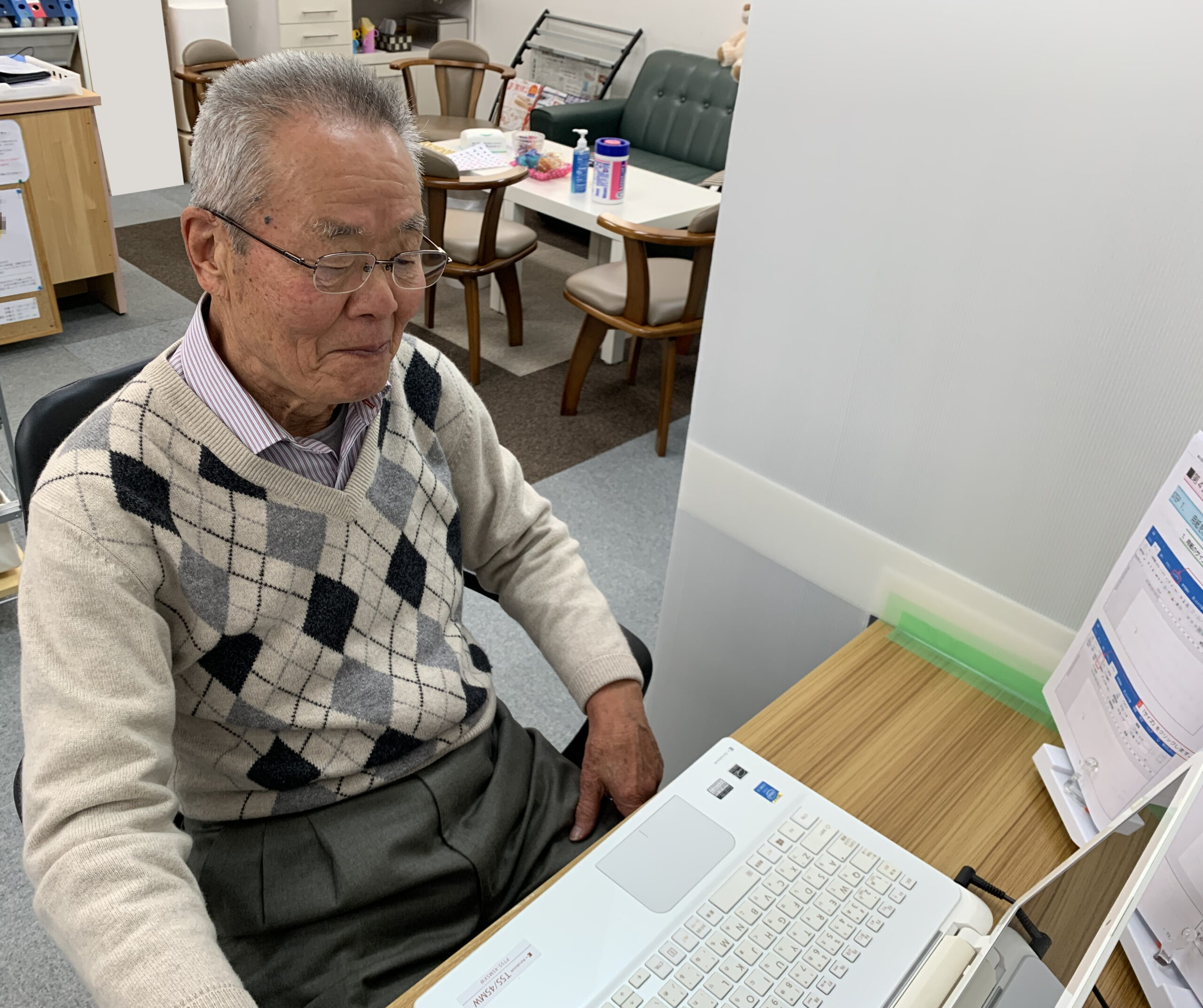 シニアの受講生がパソコンを操作して学習している様子