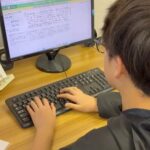 タイピング訓練をしている小学生