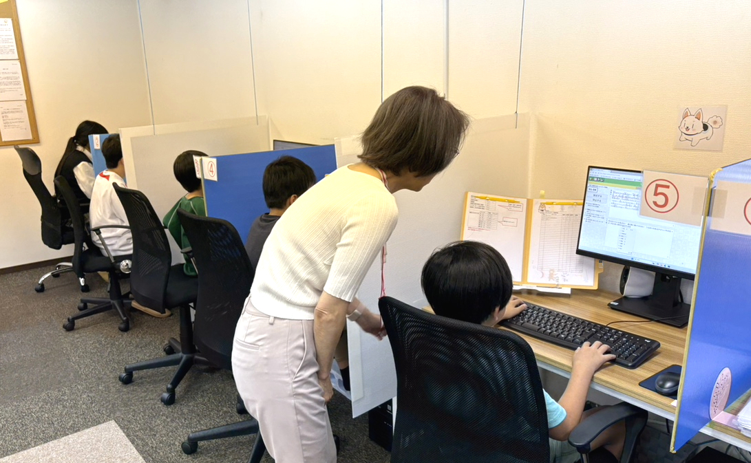 はなまるパソコン教室の個別指導の授業風景（松戸・鎌ヶ谷のパソコン教室）