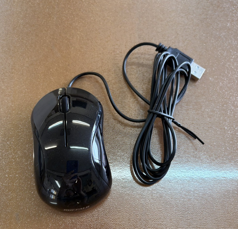 BUFFALO BSMBU108BK静音有線マウス本体とUSBケーブルの写真