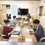 はなまるパソコン教室のスマホ講座で、それぞれの内容を学習しているレッスン風景