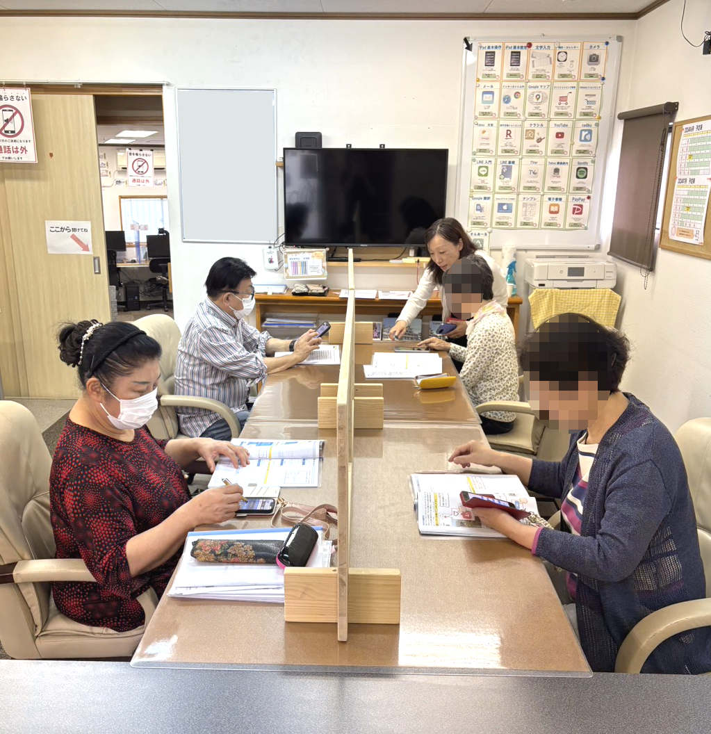 はなまるパソコン教室のスマホ講座で、それぞれの内容を学習しているレッスン風景