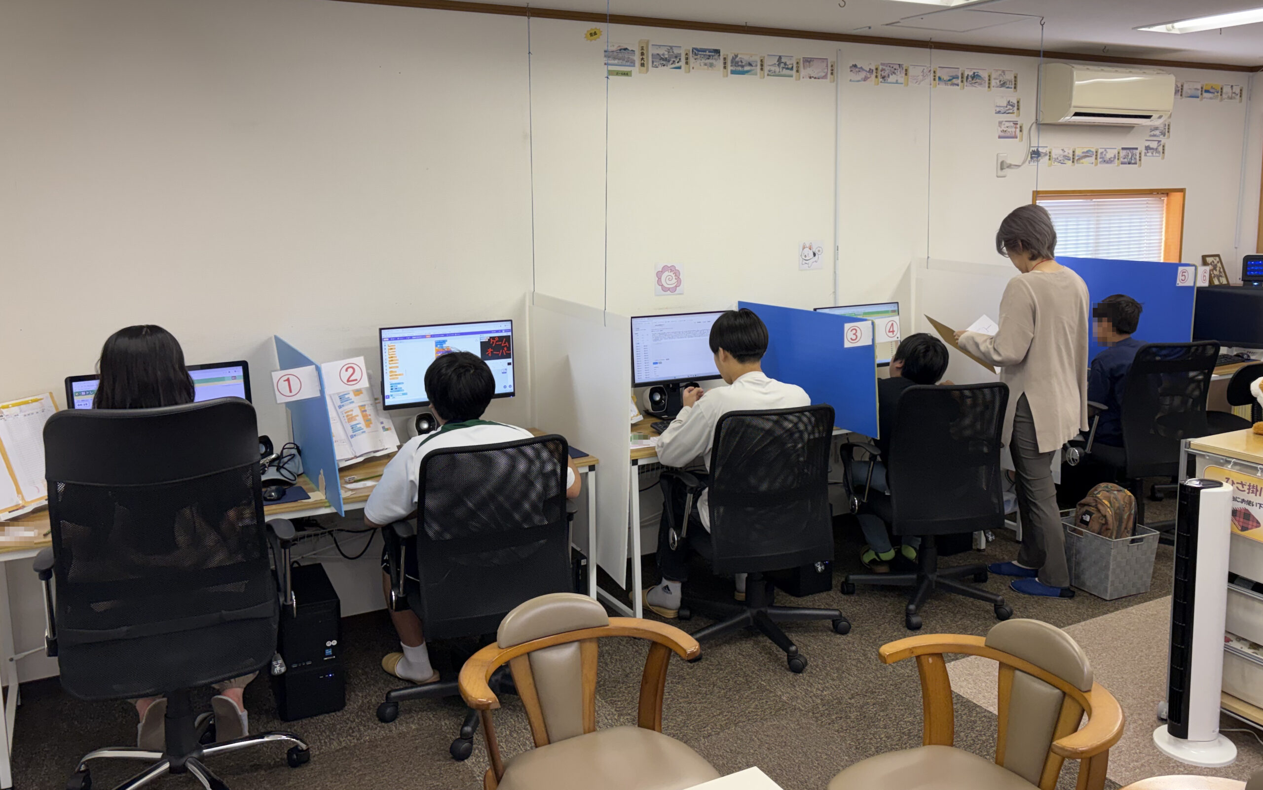 小学生から高校生が学ぶ、はなまるパソコン教室の学生向けパソコン授業風景