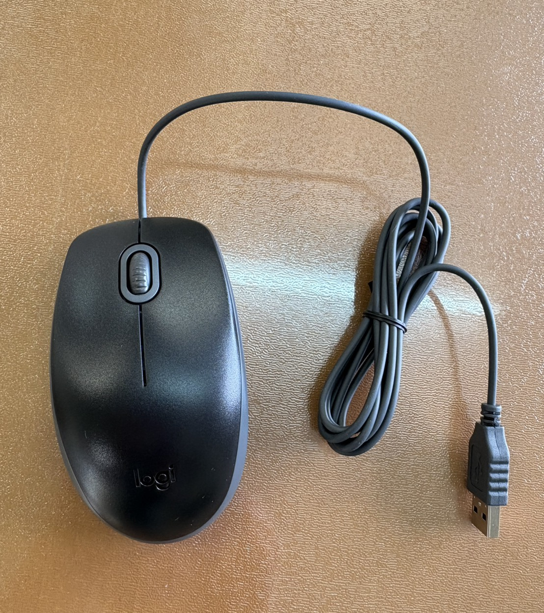 Logicool M110snBK静音有線マウス本体とUSBケーブルの写真