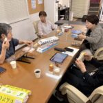 スマホとタブレットで調べた東京駅のお土産を楽しむグループレッスン