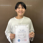 タッチタイプ検定1級に合格し合格証を持つ高校生の生徒