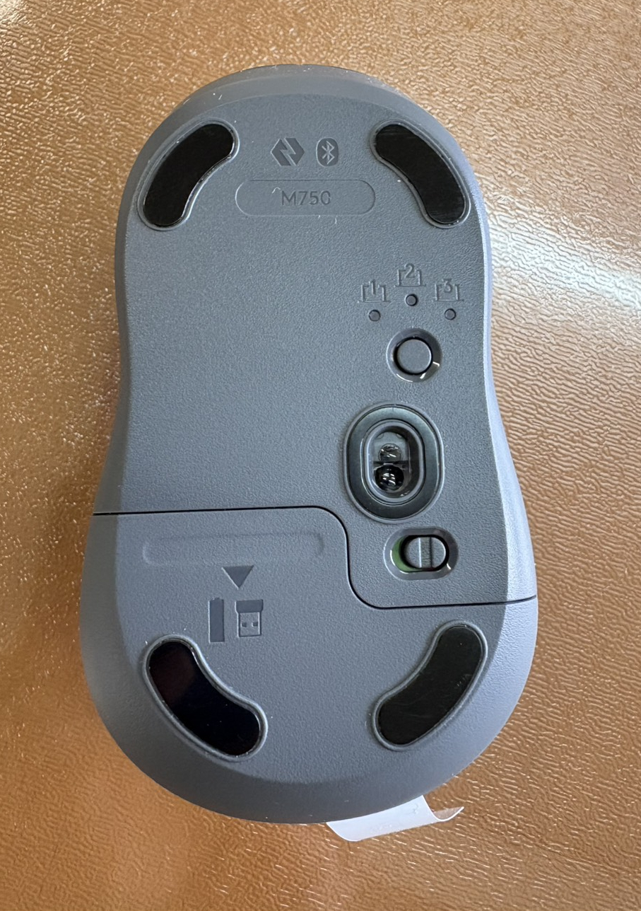 Logicool Signature Plus M750の裏面にある接続切り替えボタンの写真