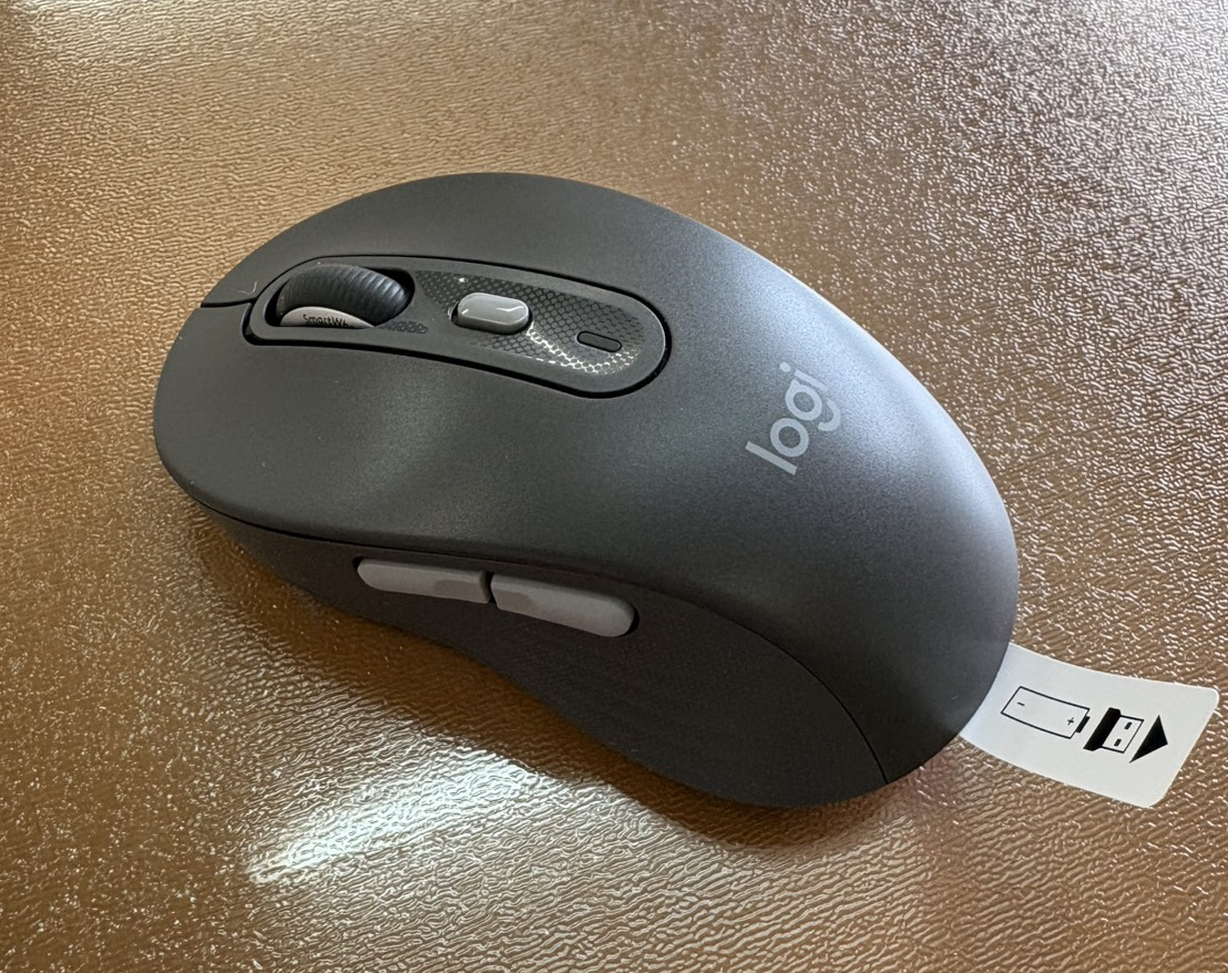 Logicool Signature Plus M750の側面ボタンと本体形状が分かる写真
