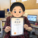 スマホ安全利用検定に合格し認定証を持つシニアの生徒Sさん