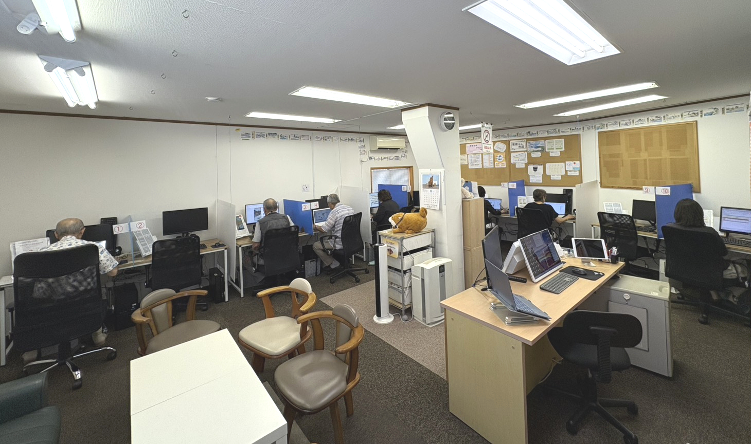 はなまるパソコン教室でそれぞれの課題に取り組む生徒さんの授業風景