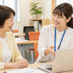 パソコン教室で初心者向けの個別説明を受けるイメージ