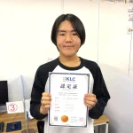 タイピング基礎能力検定2級に合格し、賞状を持つ高校生｜はなまるパソコン教室